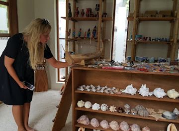 maldives/dhaalu-atoll/shop/hulhudheli-souvenirs