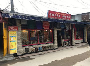 india/darjeeling/chowrasta/shop/arts-crafts-and-curio