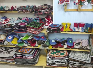kyrgyzstan/kochkor/shop/altyn-kol-souvenir-shop-handmade-wool-products
