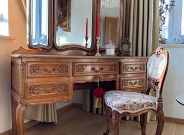 lithuania/kaunas/aleksotas/shop/vilmos-antikvariatas-chesterfield-ir-antikvariniai-baldai