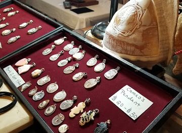 honduras/cayos-cochinos/shop/stone-castle-cameo-factory-institute