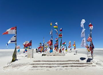 bolivia/salar-de-uyuni/shop/plaza-de-las-banderas-uyuni