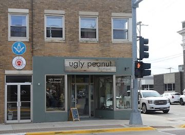 iowa/northeast-iowa/shop/ugly-peanut-boutique-rustic-raven-home-decor