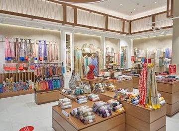 united-arab-emirates/dubai/downtown-dubai/shop/scarves-glitters-the-dubai-mall