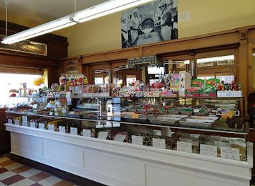 wisconsin/oshkosh/shop/oaks-candy-corner