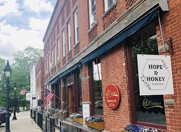 connecticut/housatonic-valley/shop/hope-and-honey-gift-bookshop