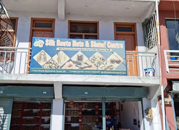 pakistan/hunza-valley/shop/silk-route-nuts-shawl-centre