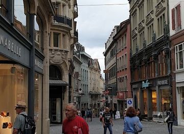 switzerland/lausanne/old-town/shop/swatch-store-rue-de-bourg