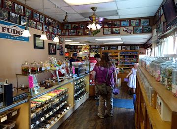 michigan/muskegon/shop/lakeside-emporium