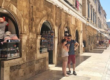 croatia/dubrovnik/ploce/shop/stradun-fashion