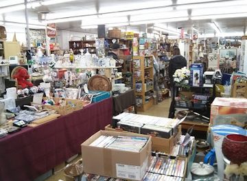 canada/kingston-and-the-islands/shop/collins-bay-flea-market