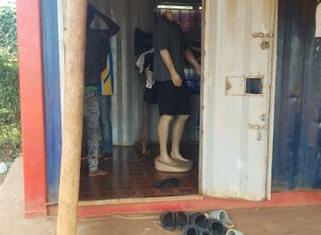 uganda/murchison-falls-national-park/shop/difabwoy-collects-stores