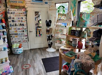 ohio/put-in-bay/shop/local-color-gift-shop