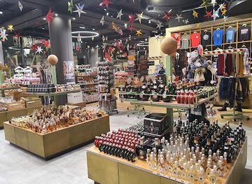 hungary/budapest/shop/market1-hungarian-souvenir-and-gift-shop
