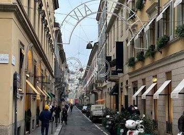 italy/brianza/shop/via-monte-napoleone