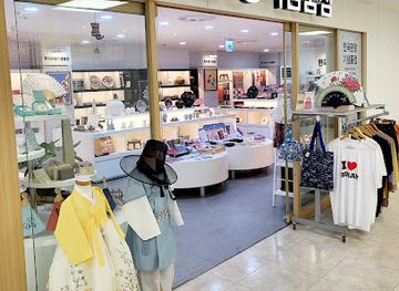 south-korea/yeongseo-region/shop/busan-korea-tourist-souvenir-shop