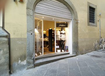 italy/arezzo/shop/subdued