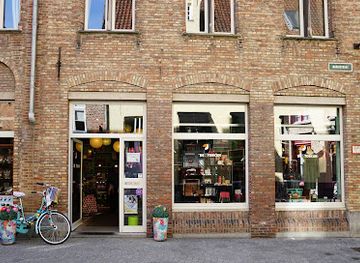 belgium/bruges/minnewater/shop/toucan