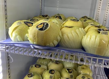 vietnam/north-central-coast/shop/shop-hoa-qua-sach-quoc-hung