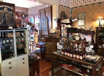 missouri/st-charles/shop/fox-hound-antiques-and-gifts