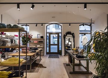 slovenia/southeast-slovenia/shop/tree-s