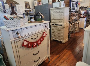 south-carolina/summerville/shop/refurbishing-down-on-indigo-inside-of-katie-maes