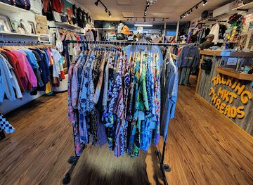 maine/ogunquit/shop/talking-threads-market