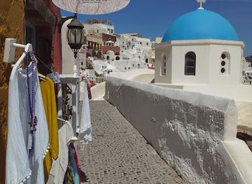 greece/santorini/oia/shop/cave-spilia-greek-clothing