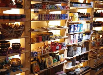 switzerland/bernese-oberland/shop/cachet-interlaken-dekoration-mobel-und-kleidung