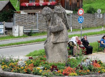 austria/hallstatt/shop/kerntrageweib-statue