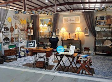 alabama/frank-jackson-state-park/shop/past-and-present-antique-flea-market-outlet