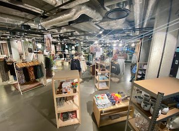 poland/warsaw/shop/urban-outfitters