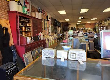 ohio/amish-country/shop/antique-emporium