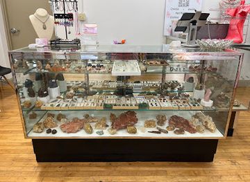 indiana/muncie/shop/kat-s-crystals-curiosities