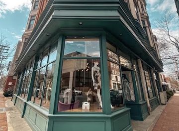 connecticut/new-haven-harbor/shop/more-amour-boutique
