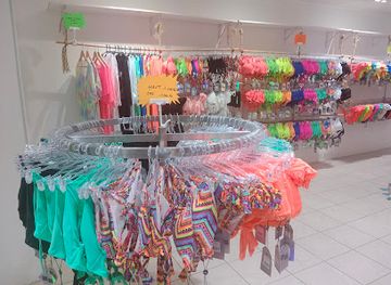 mauritius/trou-aux-biches/shop/les-filles-a-la-plage