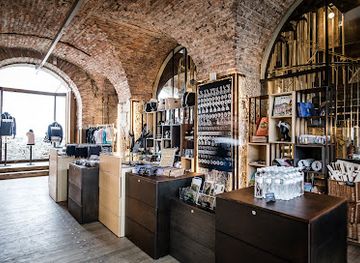 slovenia/inner-carniola/shop/grajska-trgovina-friderik-souvenir-shop