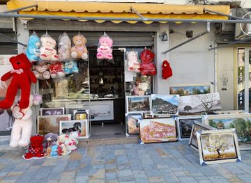 albania/berat/shop/souvenir-shop-kimi