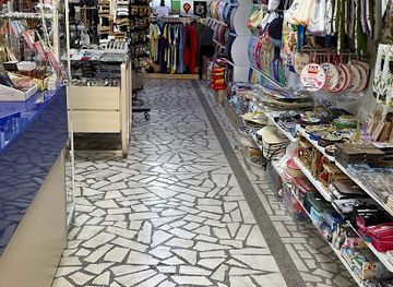 montenegro/cetinje/shop/souvenirs-fan-shop-t-shirts