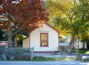 new-zealand/mount-aspiring-national-park/shop/the-old-schoolhouse