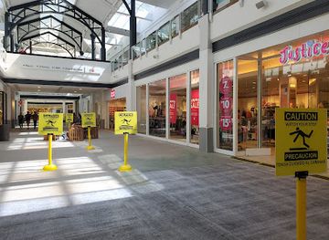 california/santa-clarita/valencia/shop/valencia-town-center