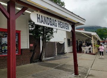 new-york/lake-george/shop/handbag-heaven