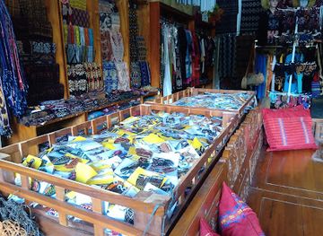 indonesia/komodo-national-park/shop/komodo-giftshop