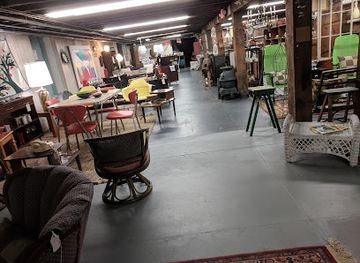 virginia/staunton/shop/staunton-antiques-center