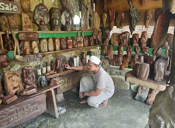 indonesia/bukit-lawang/shop/reclaimed-wood-carving