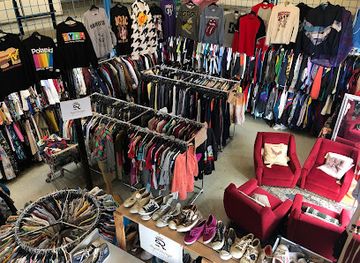 hungary/budapest/shop/royal-budapest-vintage-shop