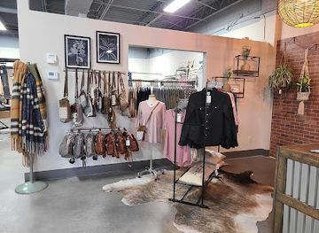 ohio/eastern-ohio/shop/bird-s-nest-boutique-decor