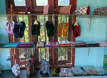 myanmar-burma/kyaiktiyo/shop/rat-na-pyo-mae-amya-amyo-tha-mi-mya-hma-pwai-pyoh-hi-taung-yai-ta-ka-re-a-sam-hcin