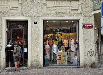 czechia/prague/josefov/shop/prague-glamour