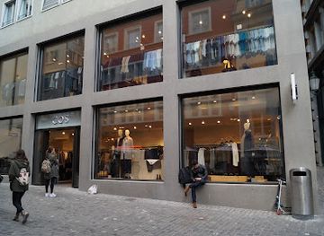 switzerland/zurich/niederdorf/shop/cos